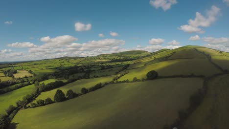 Descendiendo-Lentamente-Sobre-Los-Hermosos-Campos-Verdes-Y-Ondulantes-De-Irlanda