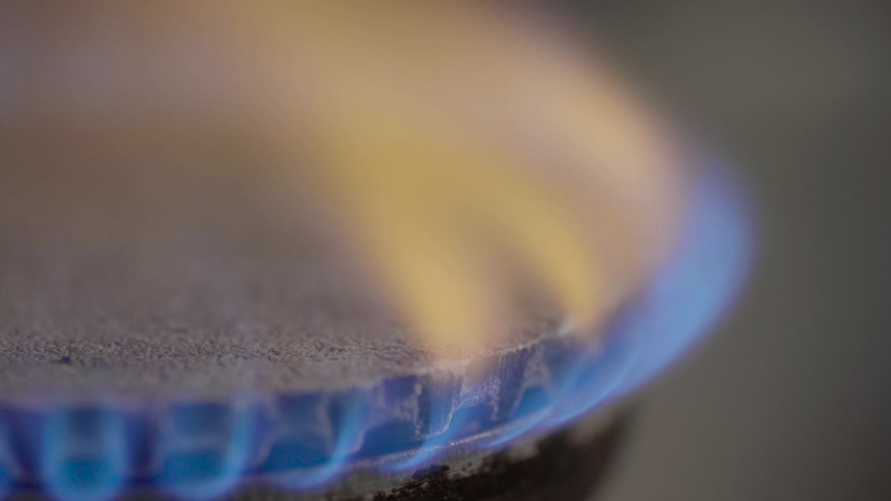 крупный план пожара в газовой печи на газовой плите