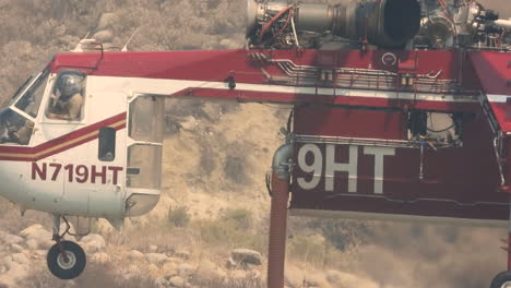 primer plano de elvis airtanker ascendiendo cerca del poder después de rellenar con agua