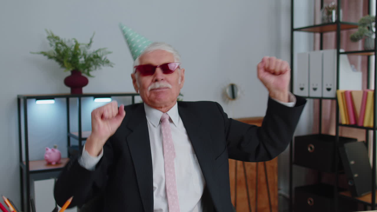feliz hombre de negocios senior bailando baile de victoria celebrando fin de semana vacaciones éxito ganar en la oficina