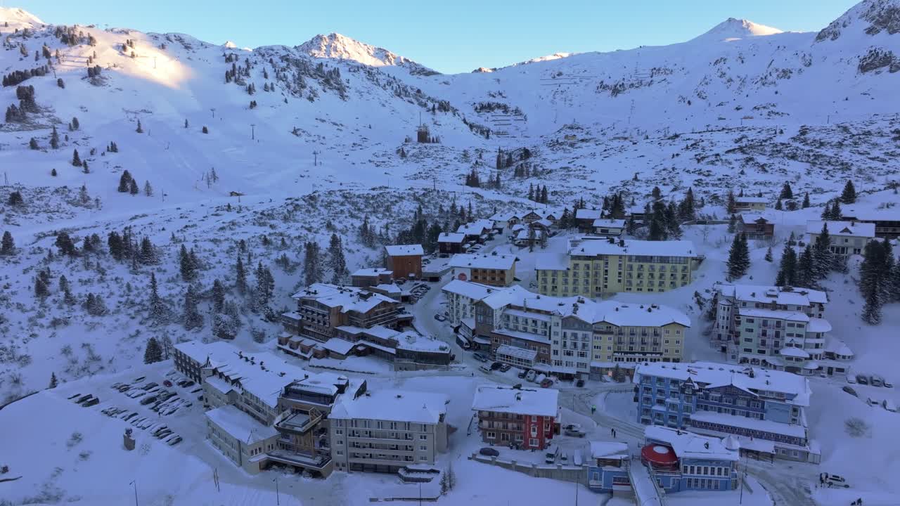 Skistedet Obertauern vågner under en glødende alpin solopgang i Østrig