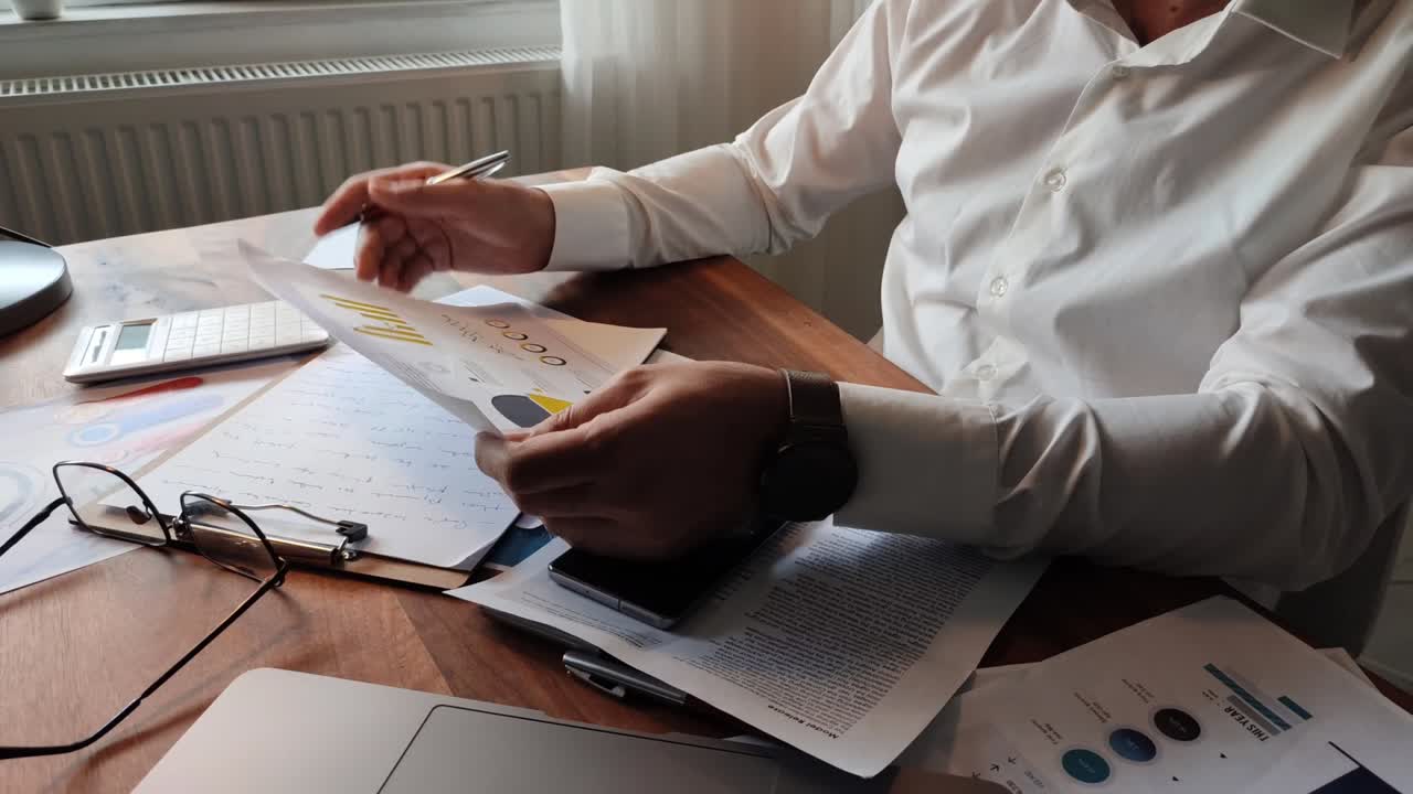 책상에서 일하는 클로즈업 사업가