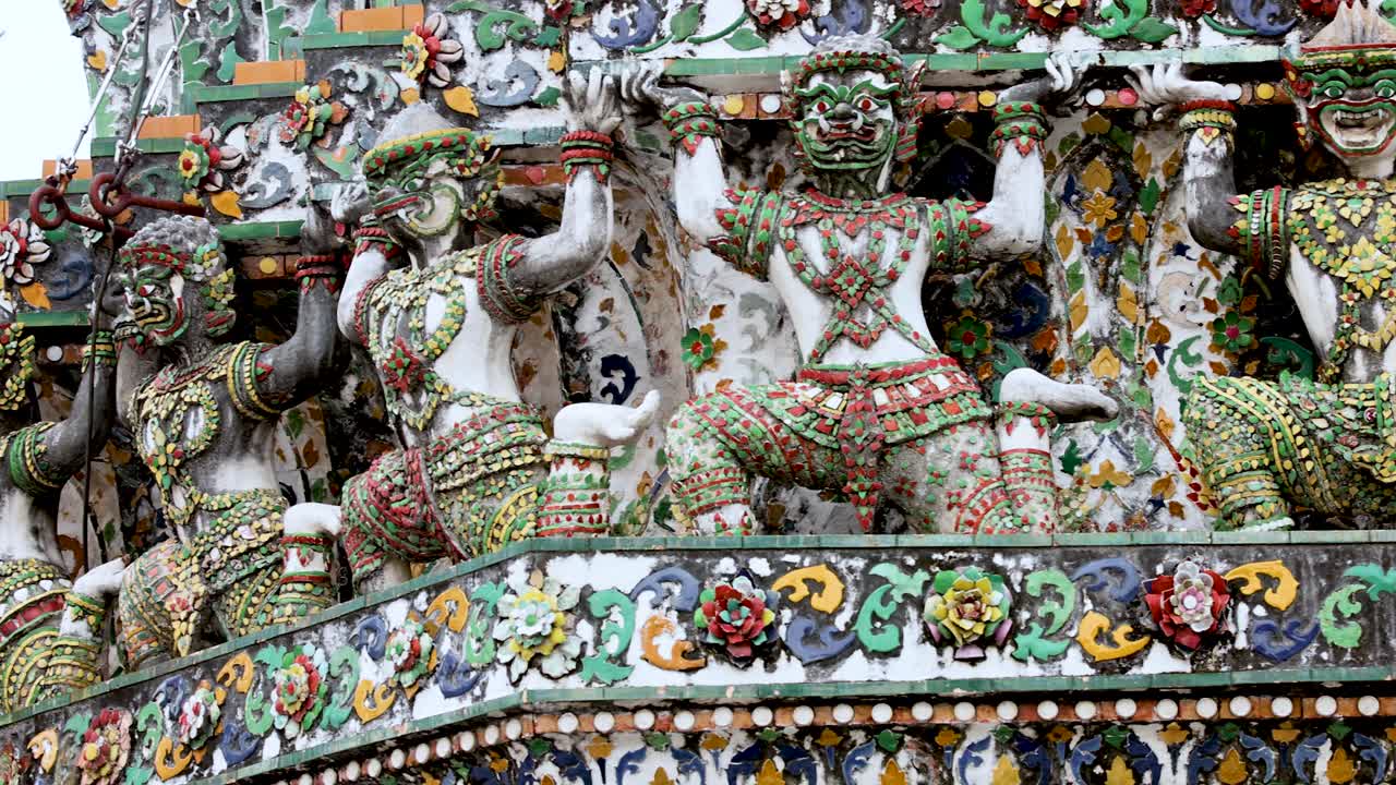 성전 의 장식품 들 의 상세 한 모습