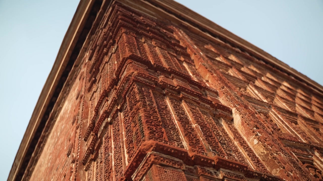 Madanmohan-templet i Bishnupur er et af de arkitektoniske monumenter inden for terrakottakunst. Dyr, fugle, sort safir, 10 avatarer og andre mytologiske historier er afbildet i arkitekturen.