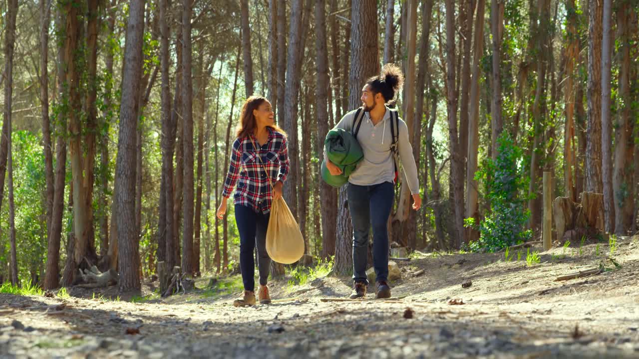 una pareja feliz divirtiéndose en el bosque 4k