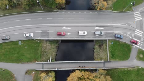 vista aérea del cruce del puente en partille, suecia, plano general sobre la cabeza