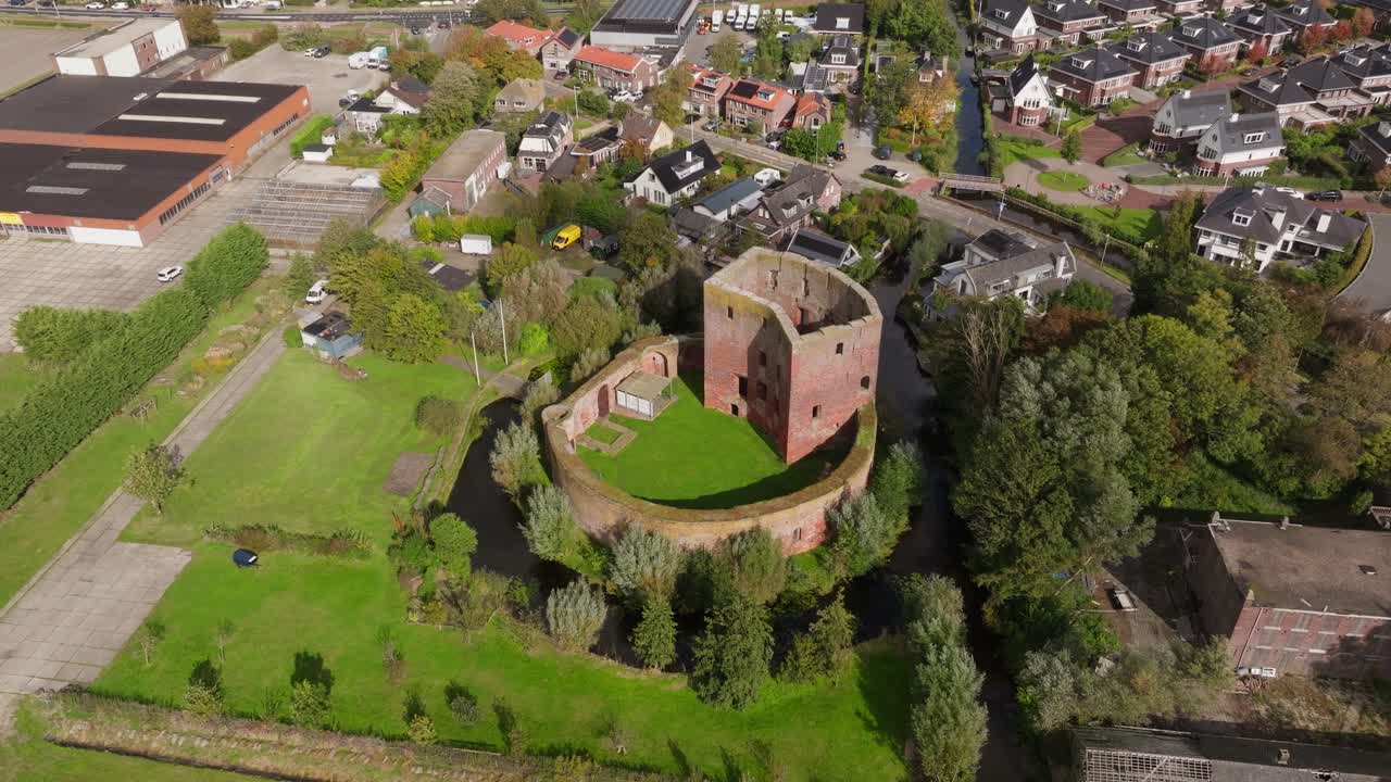 네덜란드 의 한 마을 에 있는 폐허 가 된 원형 성 의 공중 사진