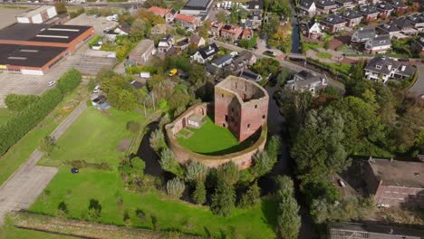 vista aérea de un castillo circular en ruinas en una ciudad holandesa