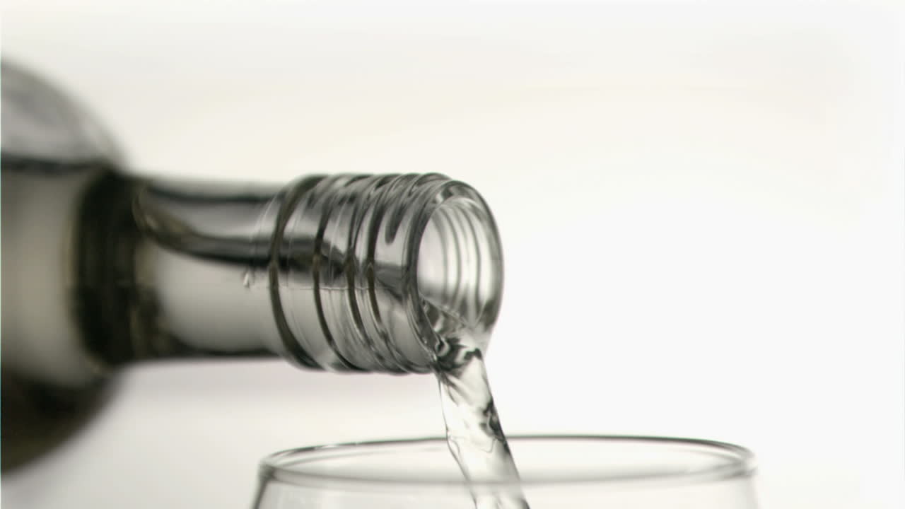 vino sabroso en súper cámara lenta llenando un vaso
