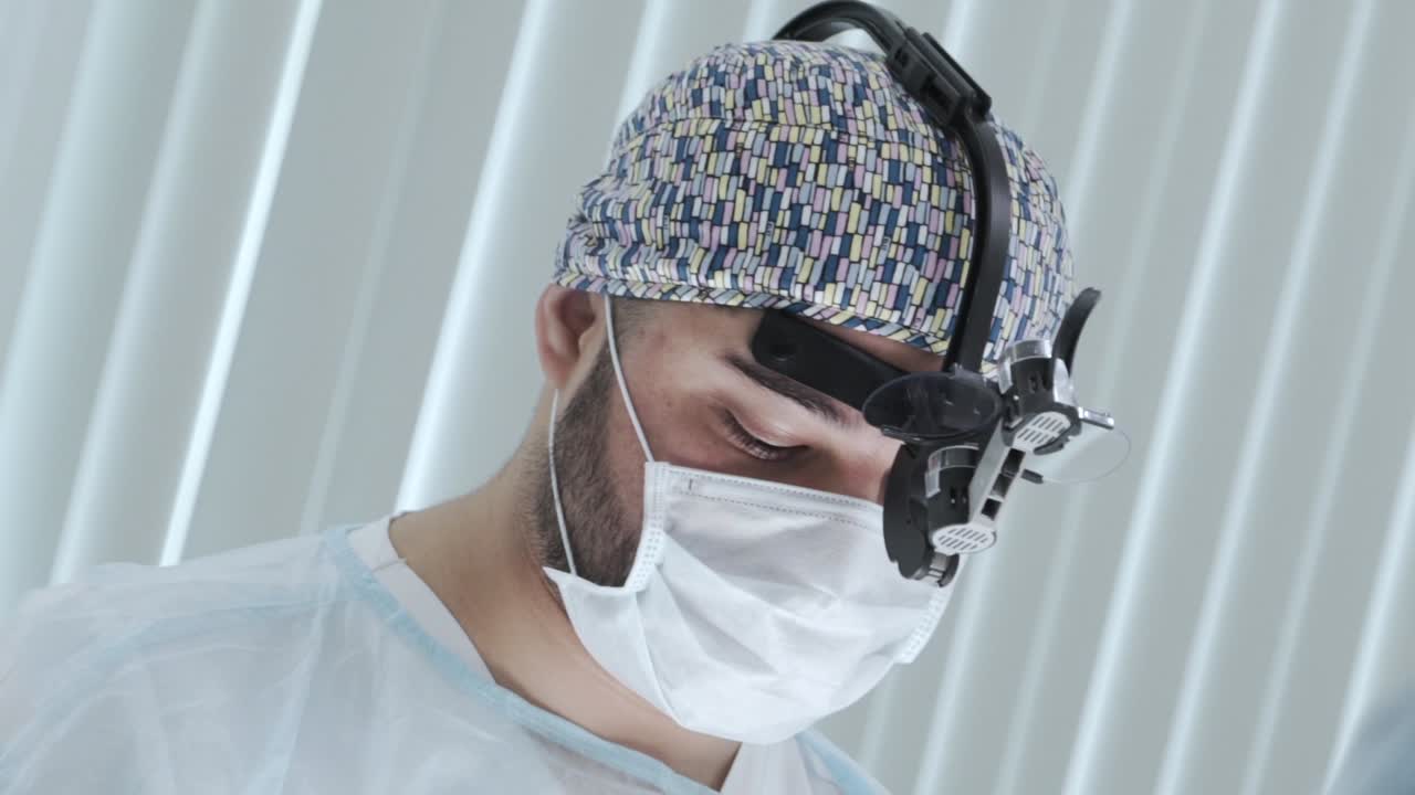 수술 중인 외과 의사