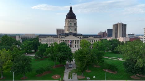 Kansas-capitol-building-in-Topeka,-KS