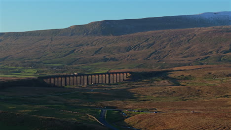 Luftaufnahme-Des-Ribblehead-Viadukts-Und-Der-Schneebedeckten-Uferseite