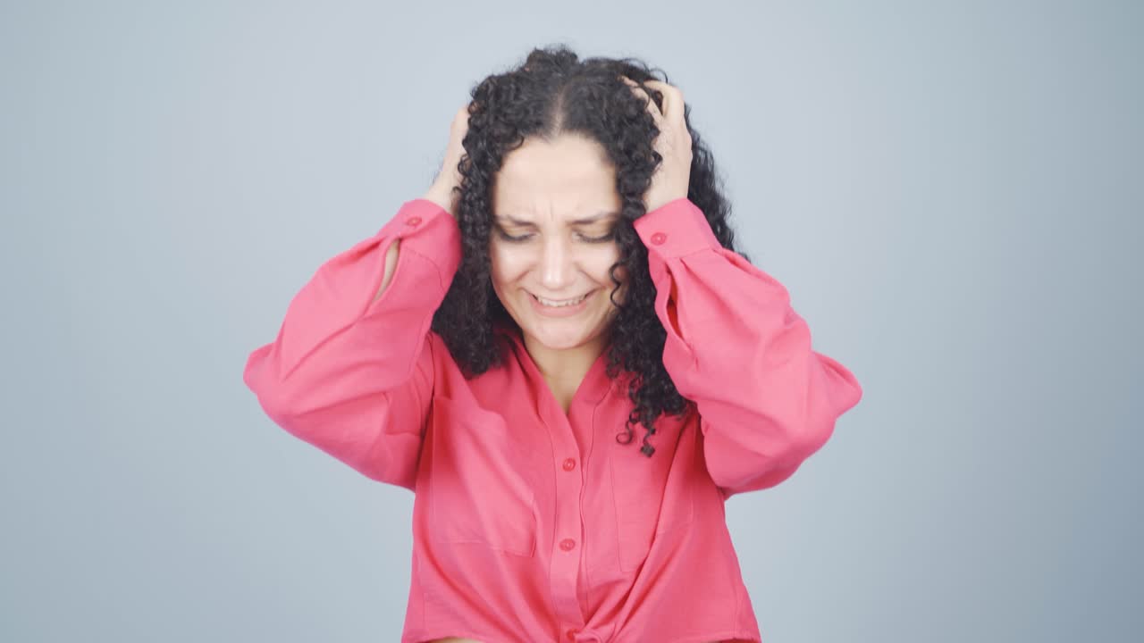 카메라 앞에서 신경 ⁇ 약을 겪는 젊은 여성.