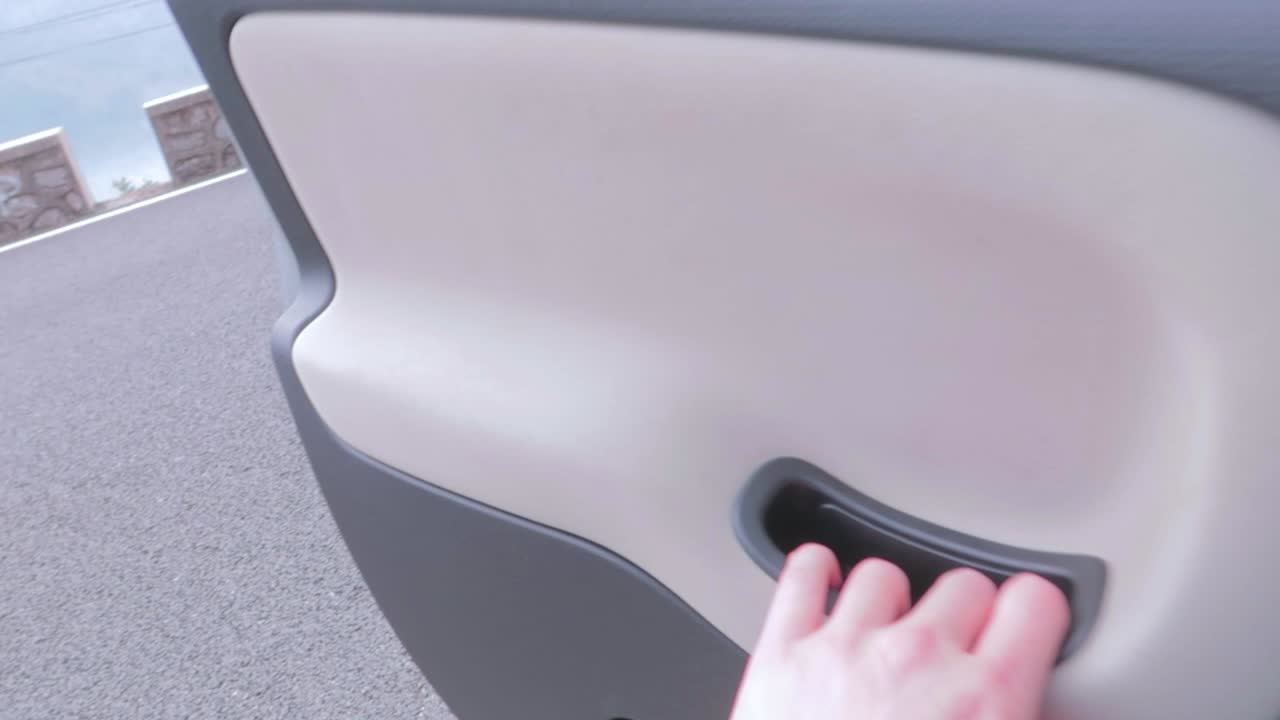 자동차 운전석에서 나오는 근접 촬영 편리한 보기