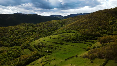 Grüner-Hügel-Im-Farbenfrohen-Himmel