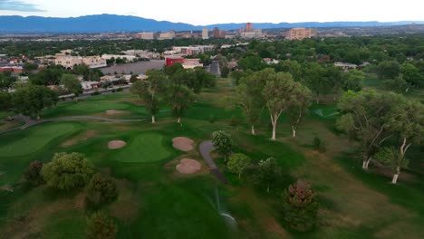 Riego-De-Un-Campo-De-Golf-En-Las-Afueras-De-Albuquerque,-Nuevo-México