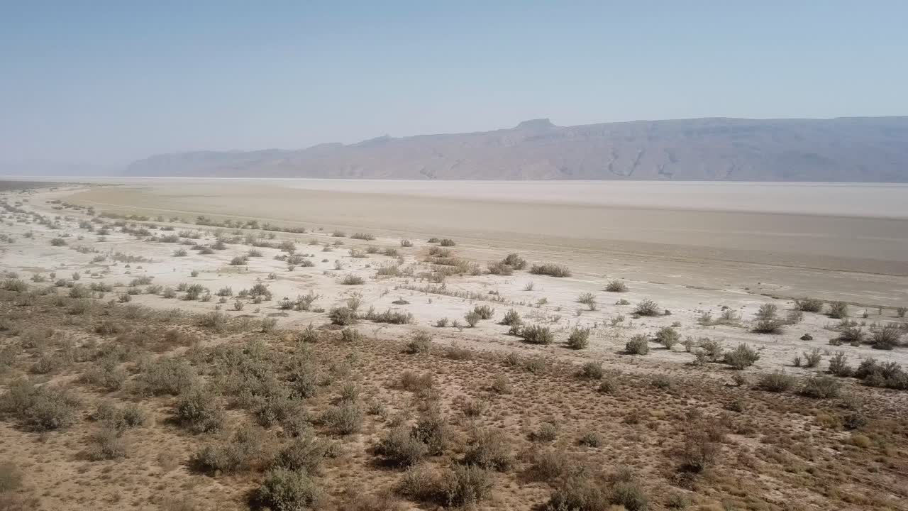 escénico maravilloso drone aéreo tiro de la sequía en el lago salado campo lado lado lago en la temporada de verano especies de flora se vuelven secas sin agua clima desierto día de bruma caliente irán llovido agricultura tradicional