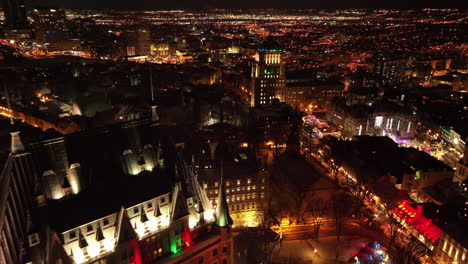 Panoramablick-Auf-Das-Alte-Quebec,-Nachts-Beleuchtet-In-Quebec-City,-Kanada---Luftdrohnenaufnahme