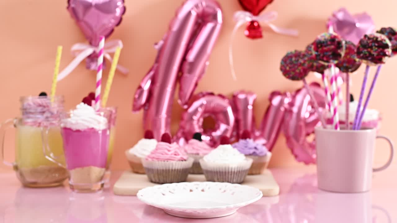 tomando un pastel de la mesa decorada para la fiesta y comiendo un pedazo de pastel de pop