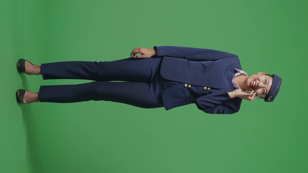 녹색 화면에 있는 승무원