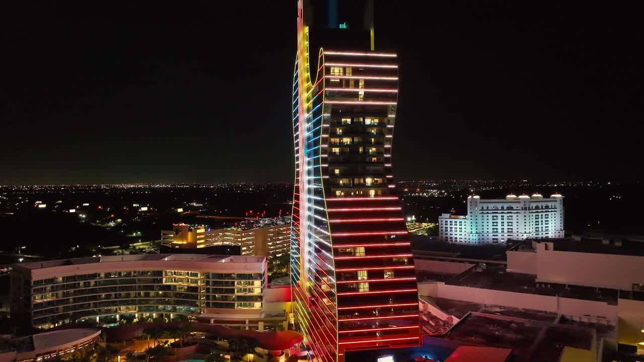 vista aérea inversa del hotel hard rock por la noche