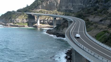 puente voladizo sobre el paisaje marino