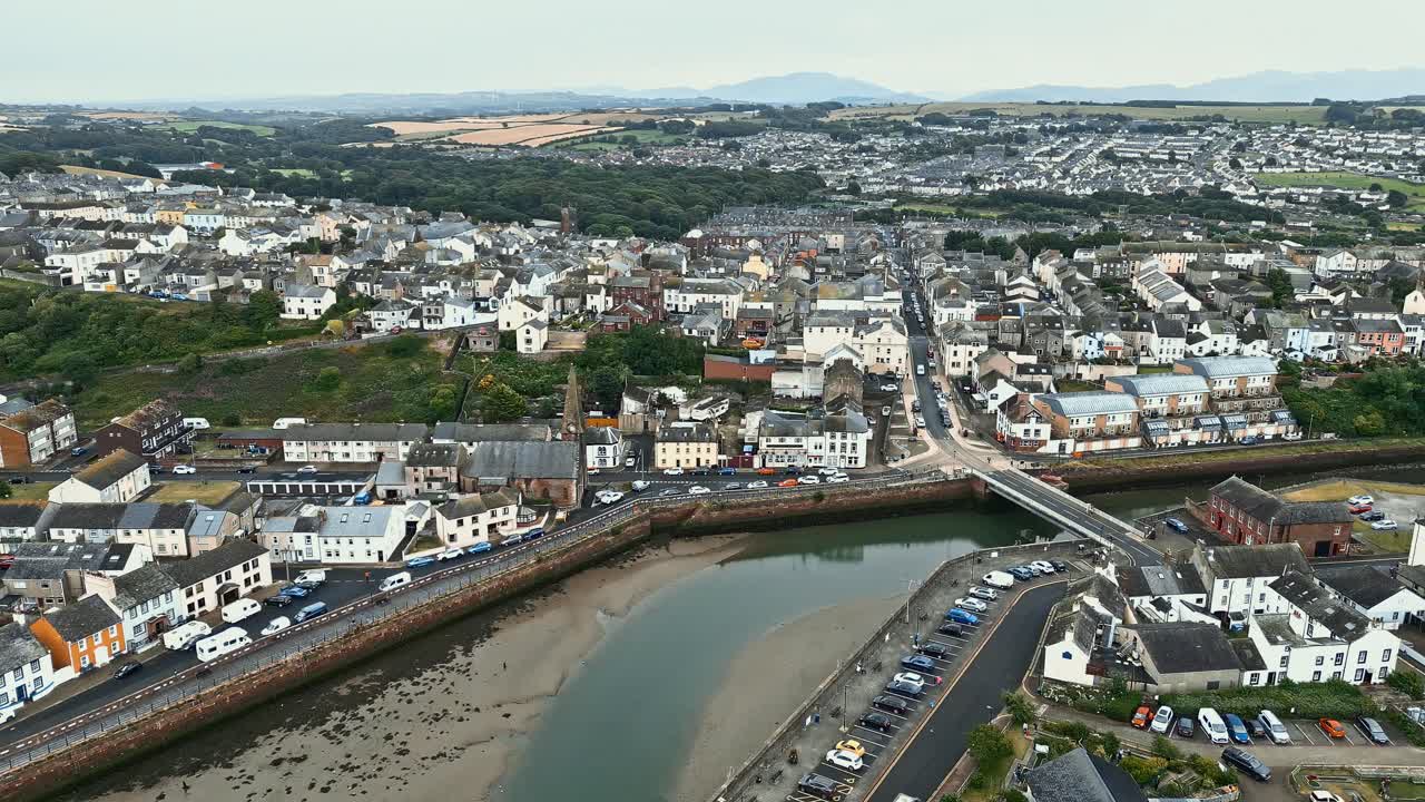 video aéreo del pequeño pueblo pesquero inglés de maryport en allerdale, un distrito de cumbria, inglaterra