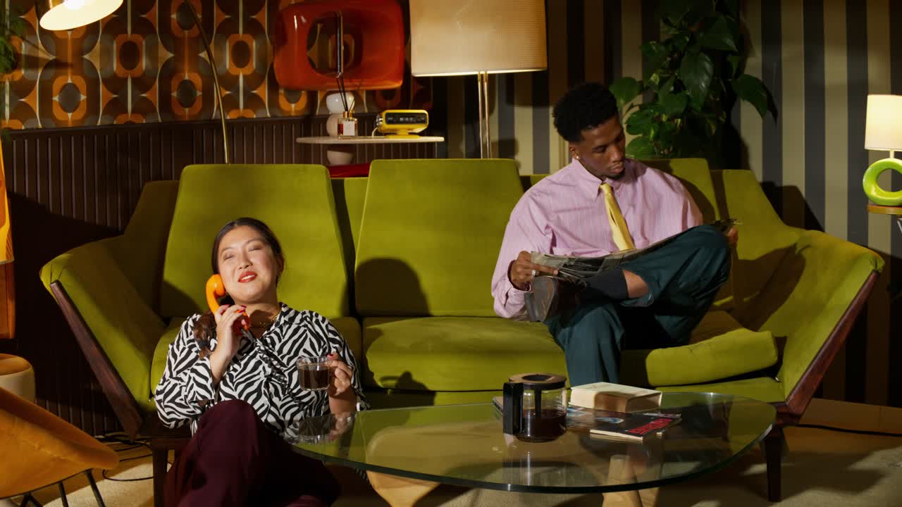 레트로 리빙 에서 휴식을 취하는 커플