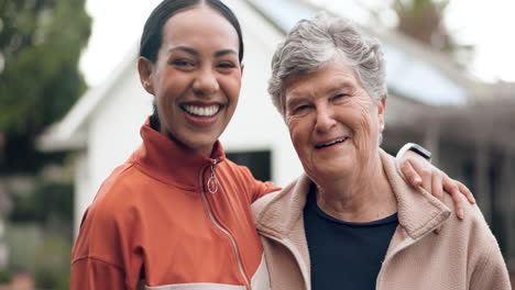 Fitness,-Sonrisa-Y-Un-Entrenador-Con-Una-Mujer-Mayor