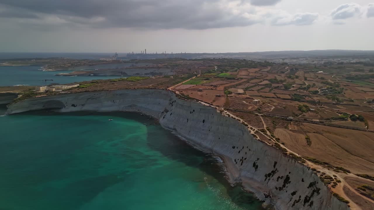 Hyperlapse aerea circolare dalla collina di Munxar con la splendida costa mediterranea e il paesaggio circostante a Malta