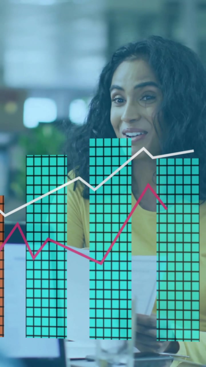Una donna d'affari che discute di dati finanziari con animazione in un moderno ambiente d'ufficio.