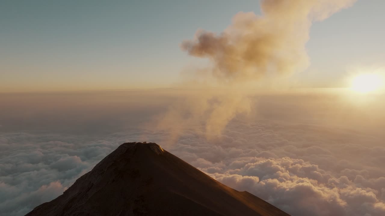 해가 지는 동안 과테말라 의 푸르모 화산 분화구 위 에 있는 연기