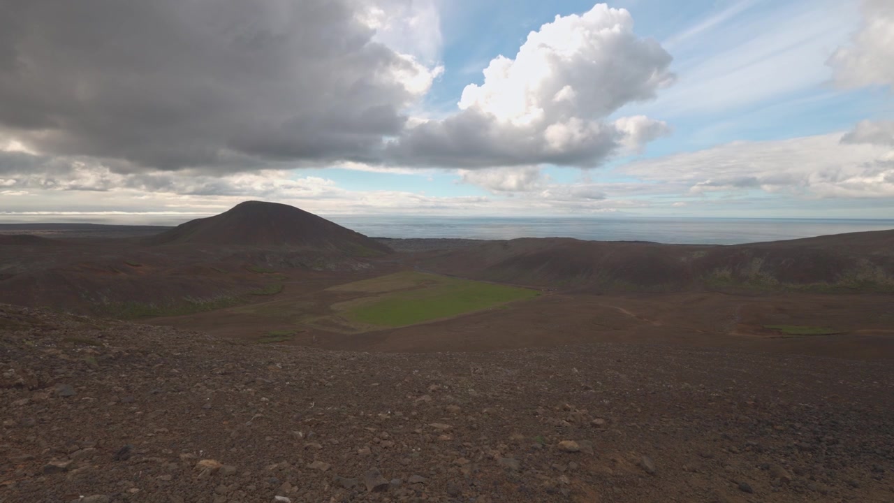 Panorering over Fagradalsfjall lavafelt vulkanlandskap på Reykjaneshalvøya, Island