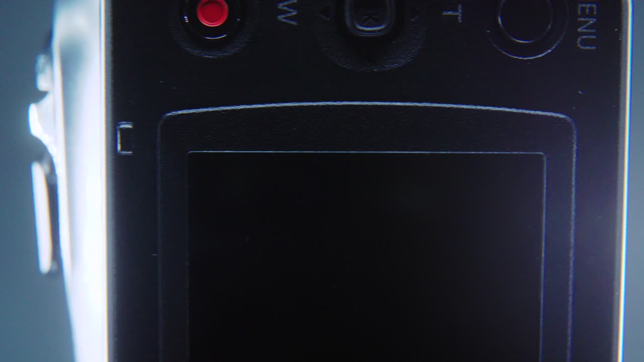 비디오 카메라의 매크로 클로즈업 샷, 360도 회전 스탠드의 은색 캠코더, 스튜디오 조명, 느린 동작 4k 비디오, 뒤집힌 화면 열기, 녹화 및 확대/축소 버튼