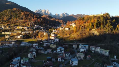 Grüne-Und-Gelbe-Herbstbäume-Umgeben-Die-Kleine-Stadt-Mit-Dem-Sonnenuntergang