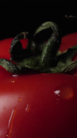 primer plano de un tomate mojado