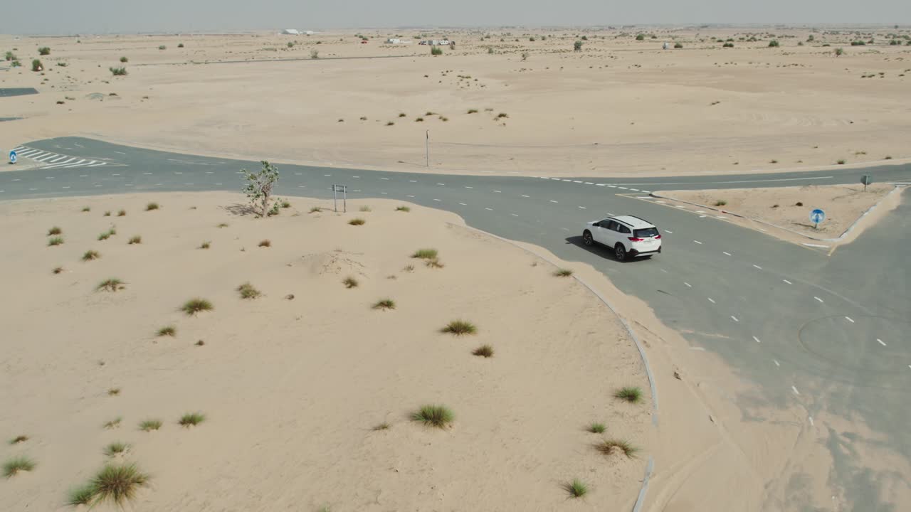 차와 함께 사막 도로 교차로