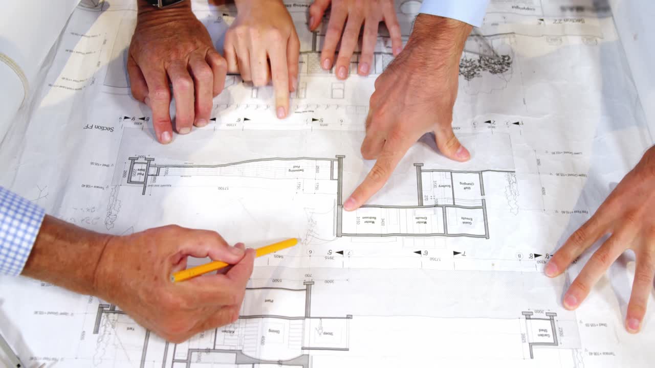 mujer de negocios y compañeros de trabajo discutiendo el plan