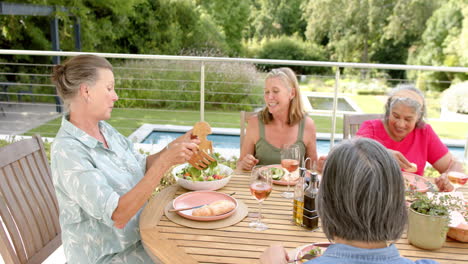 Eine-Vielfältige-Gruppe-Hochrangiger-Frauen-Genießt-Eine-Mahlzeit-Im-Freien