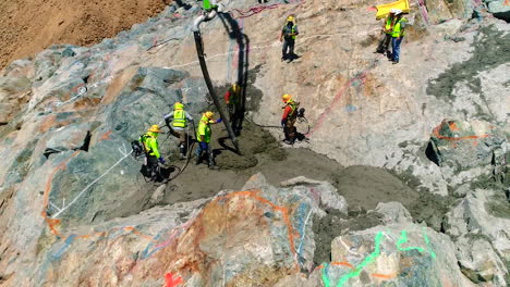 aérea de trabalhadores e equipamentos no canteiro de obras de um novo vertedouro em oroville dam califórnia 14