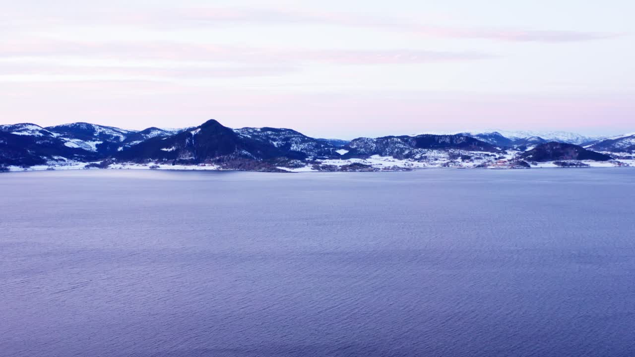 ノルウェーの穏やかな海と風光明媚な山脈の空撮