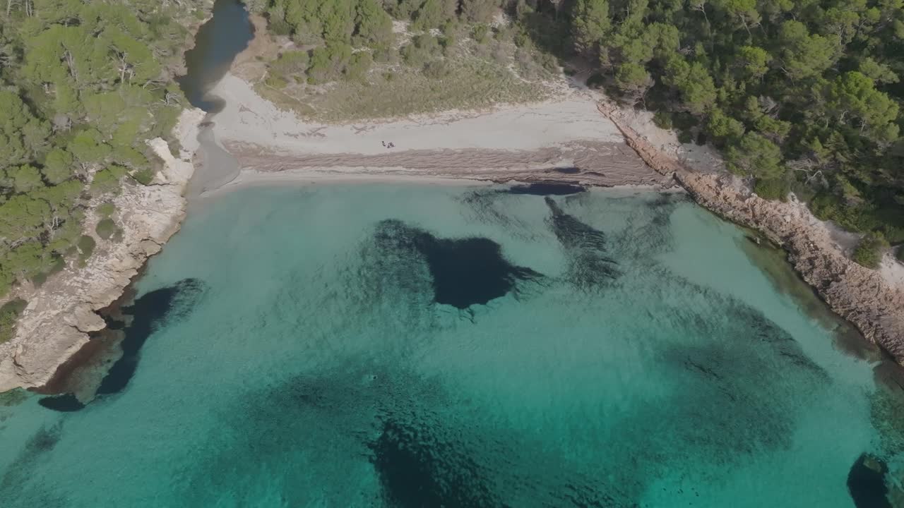 bahía del mar azul en cala trebuger playa de menorca, verano en españa viajes disparos aéreos de drones