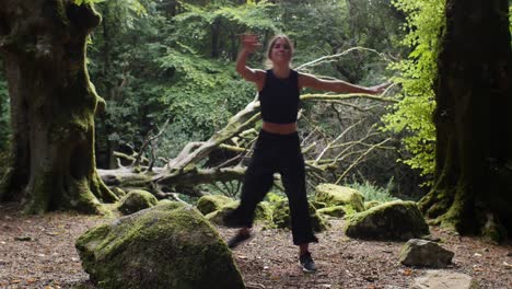 clase de baile al aire libre - bailarina feliz mostrando ginga