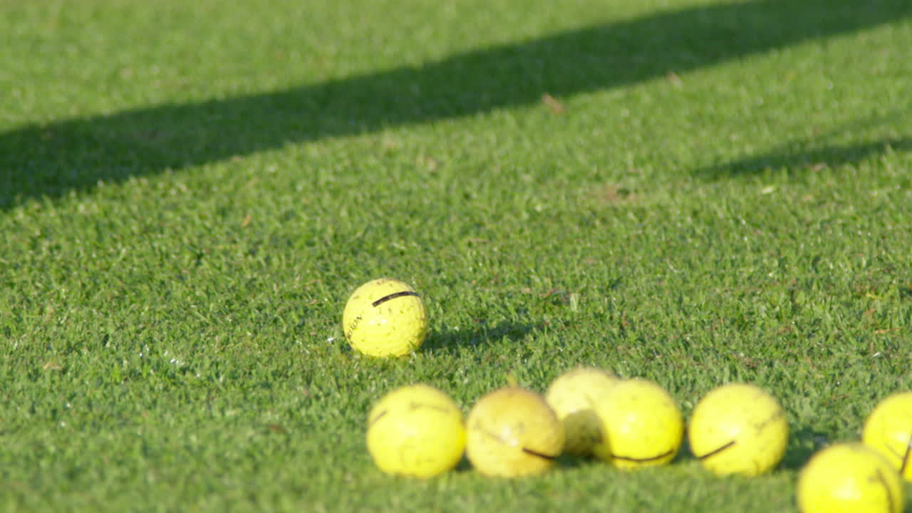Slow motion di una pallina da golf da pratica colpita con un wedge HD