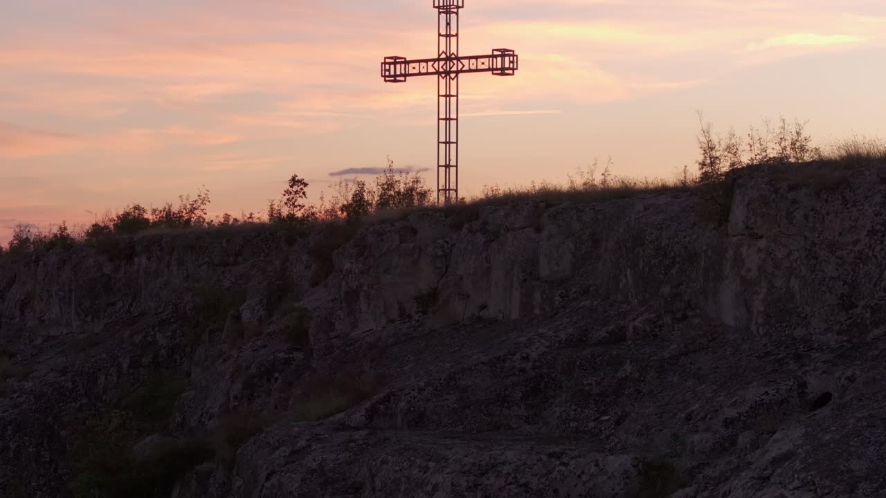 Vista aerea di una croce monumentale che si erge su un crinale, Bulgaria