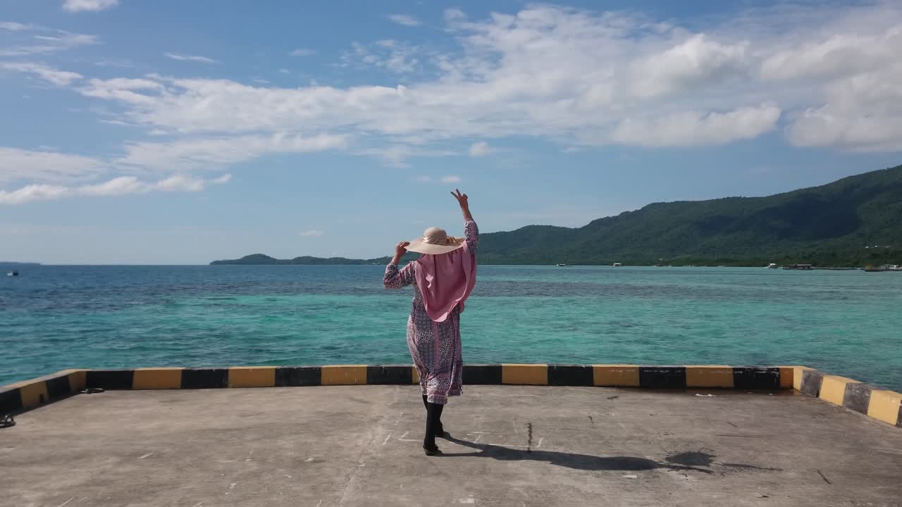 아름 다운 바다에서 여름 휴가를 즐기는 여름 모자에 여자 관광