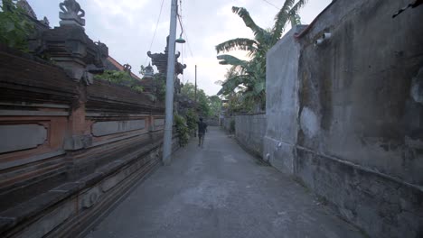 hombre caminando por una calle de indonesia