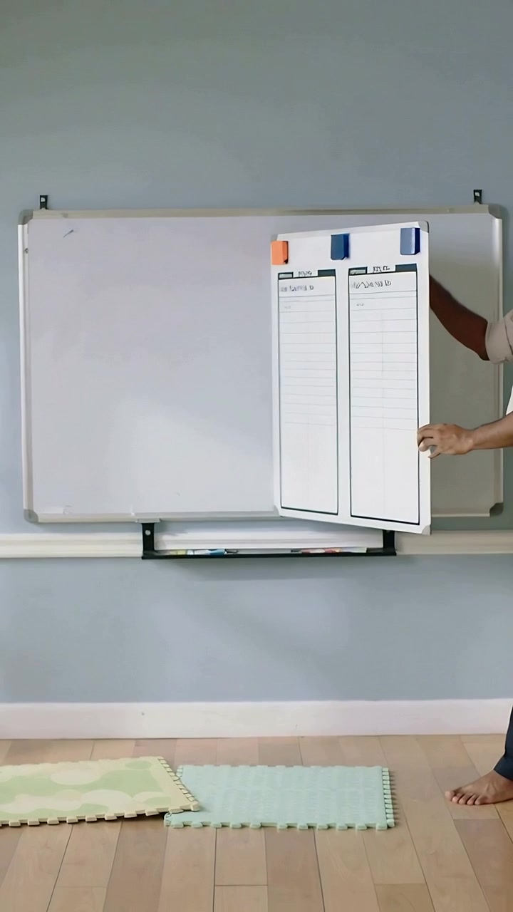 Video verticale: Uomo a piedi nudi che entra da destra e fissa un grafico magnetico sulla lavagna bianca per la lezione, con spazio per il testo