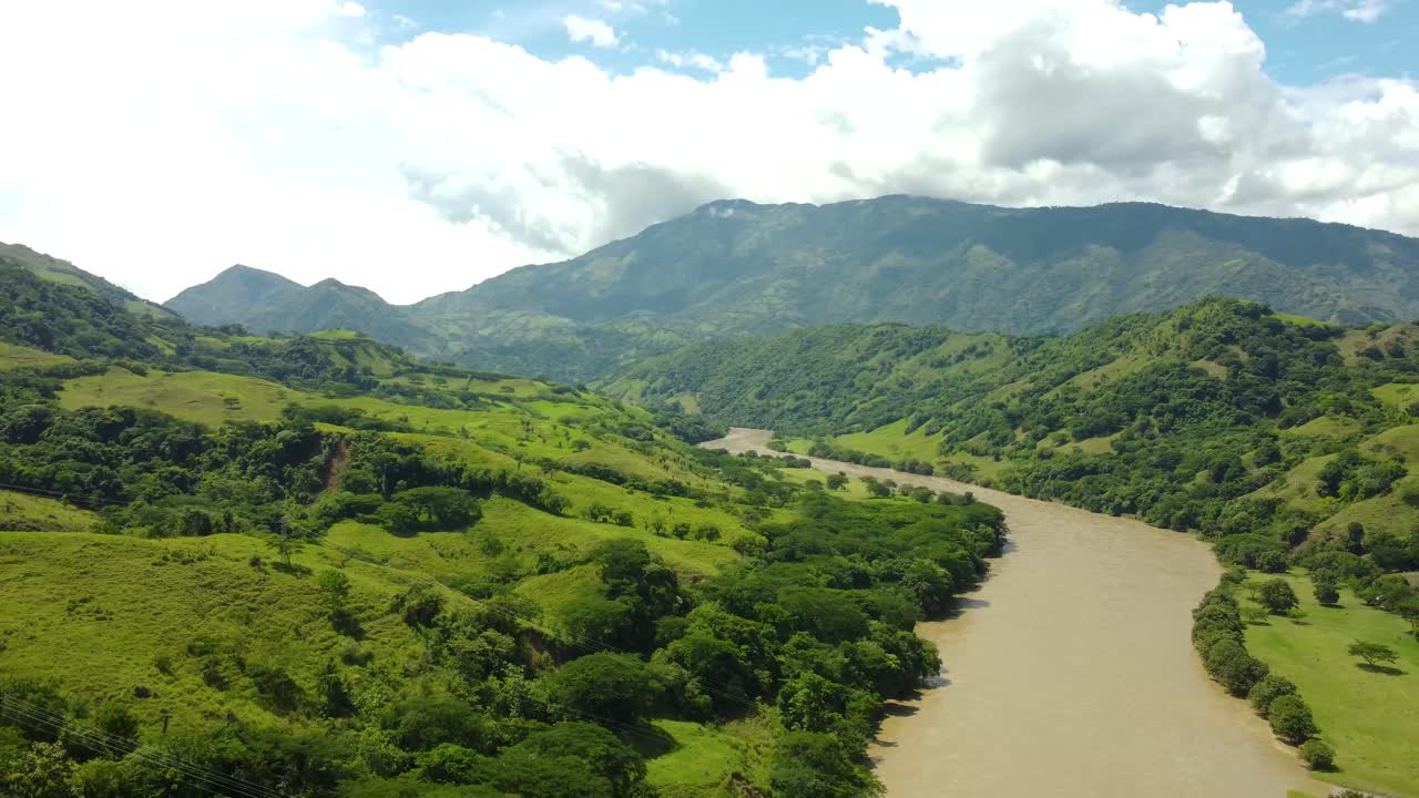 카우카 강 위로 날아가