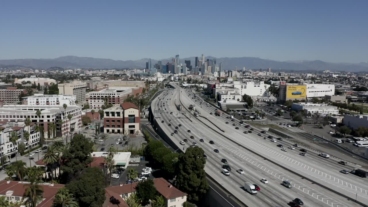 미국 로스앤젤레스 시내로 고속도로를 비행하는 광각 드론